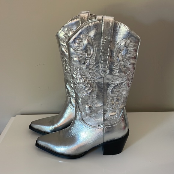 Woman Silver Embroidered Western Cowgirl Boots - Size 6 - Picture 2 of 13